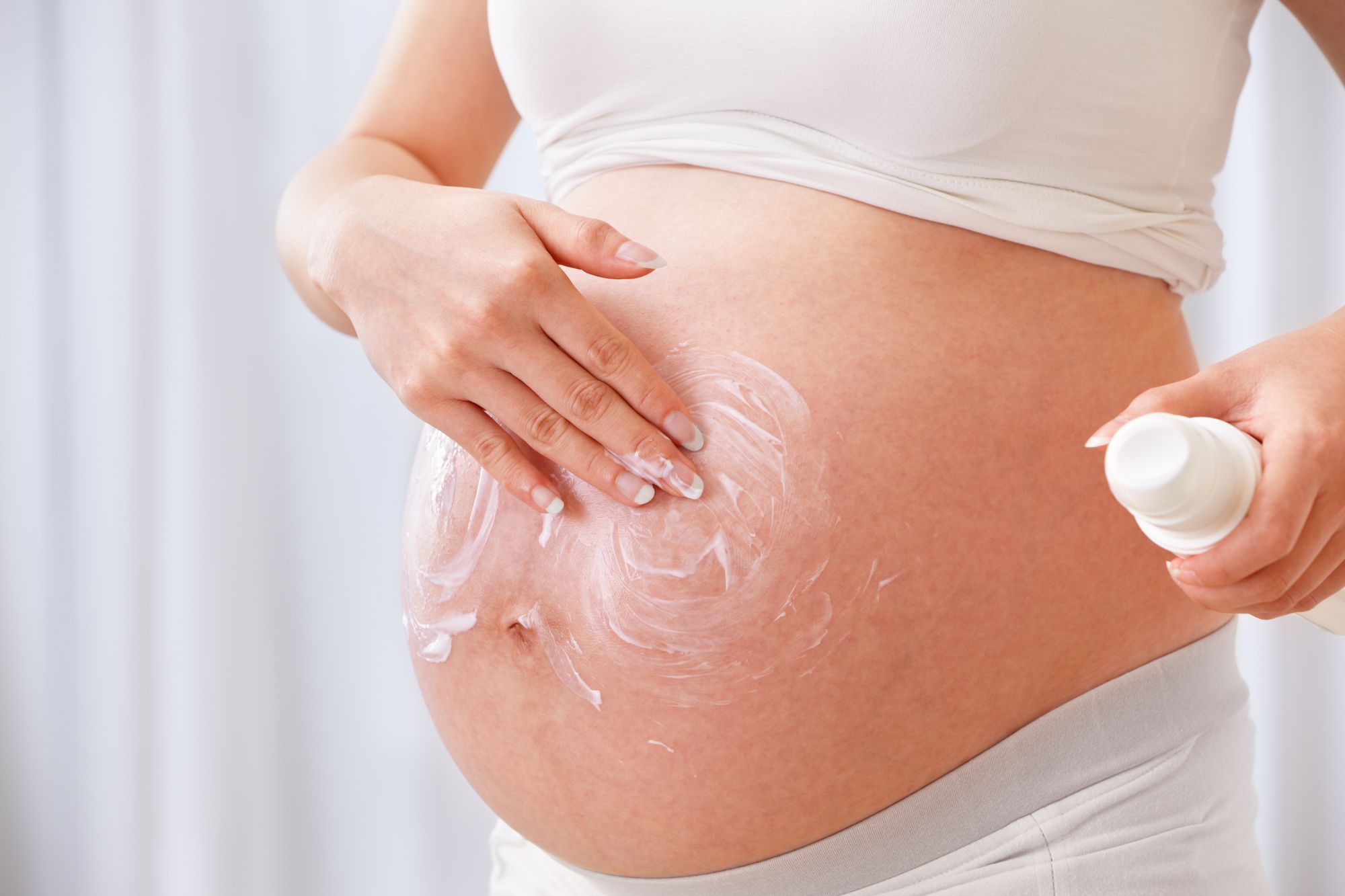 7 лучших кремов от растяжек для беременных в 2024 году