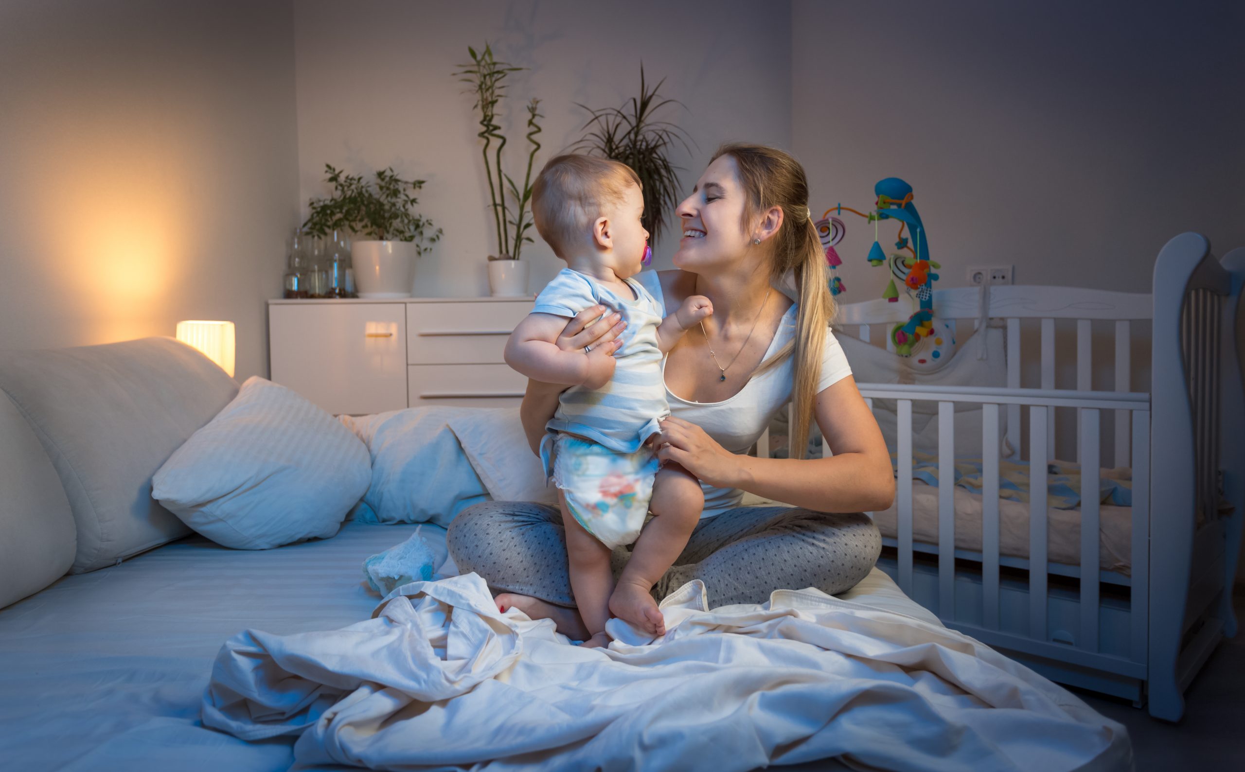 Нужно ли менять подгузник ребенку ночью?