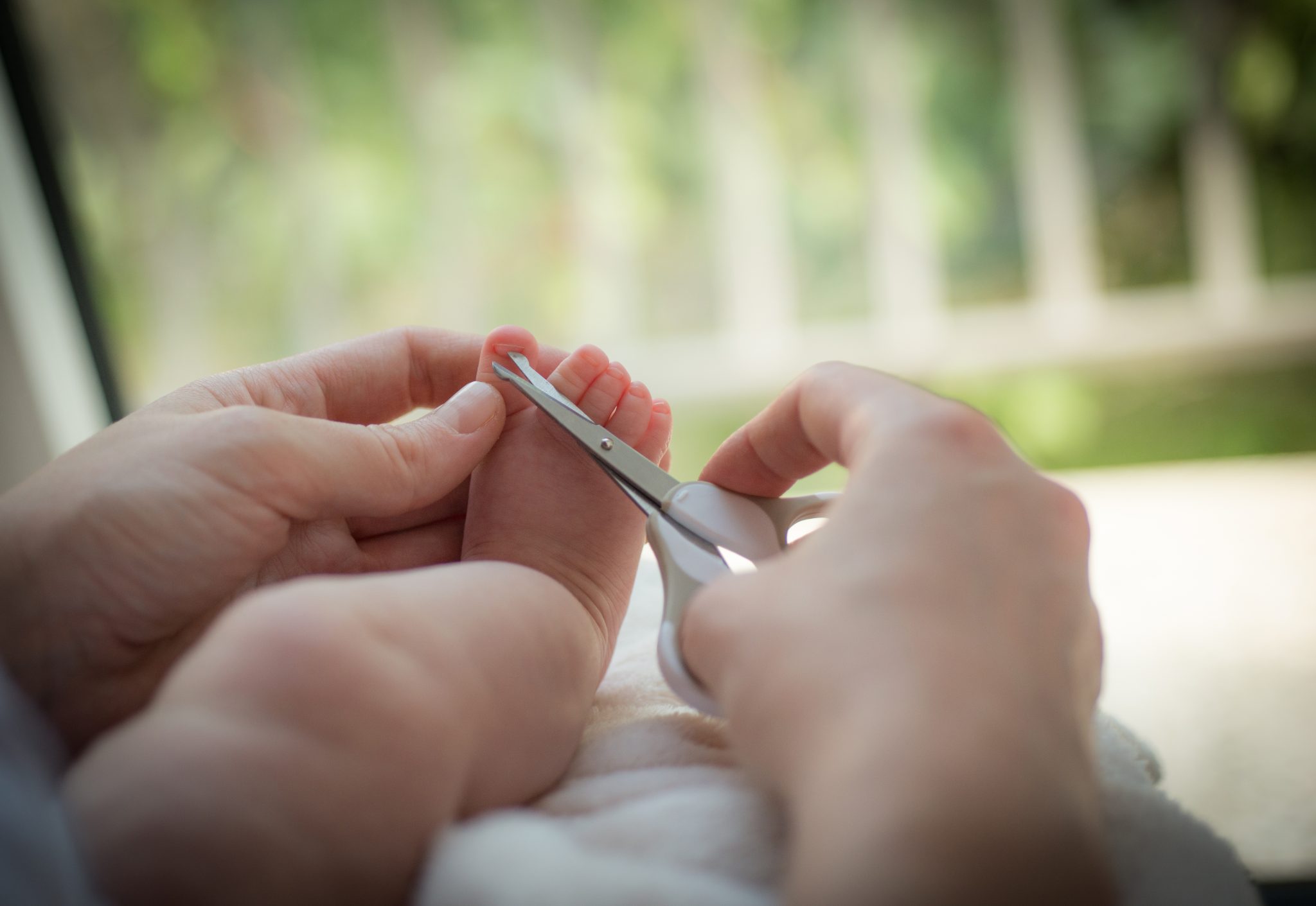 Как правильно подстричь ногти на руках ребенка