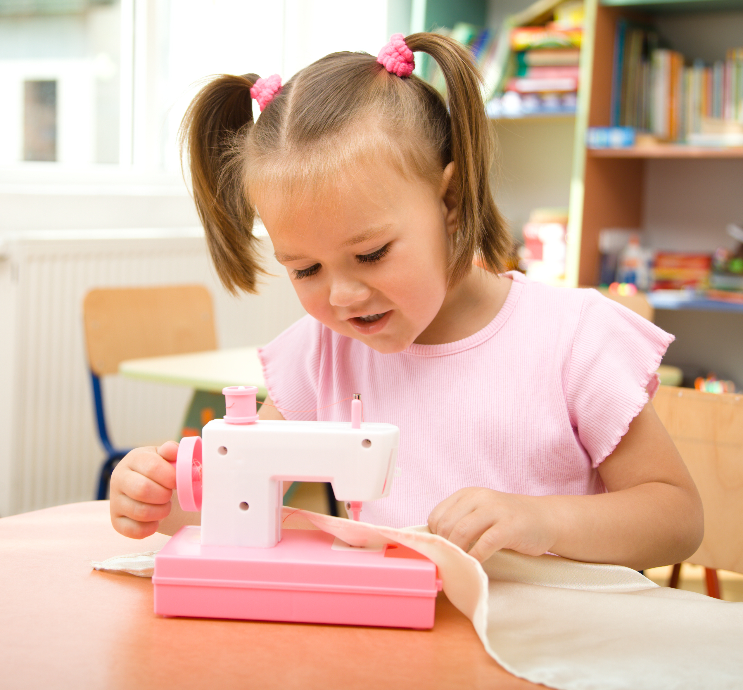 7 лучших детских швейных машинок в 2023 году