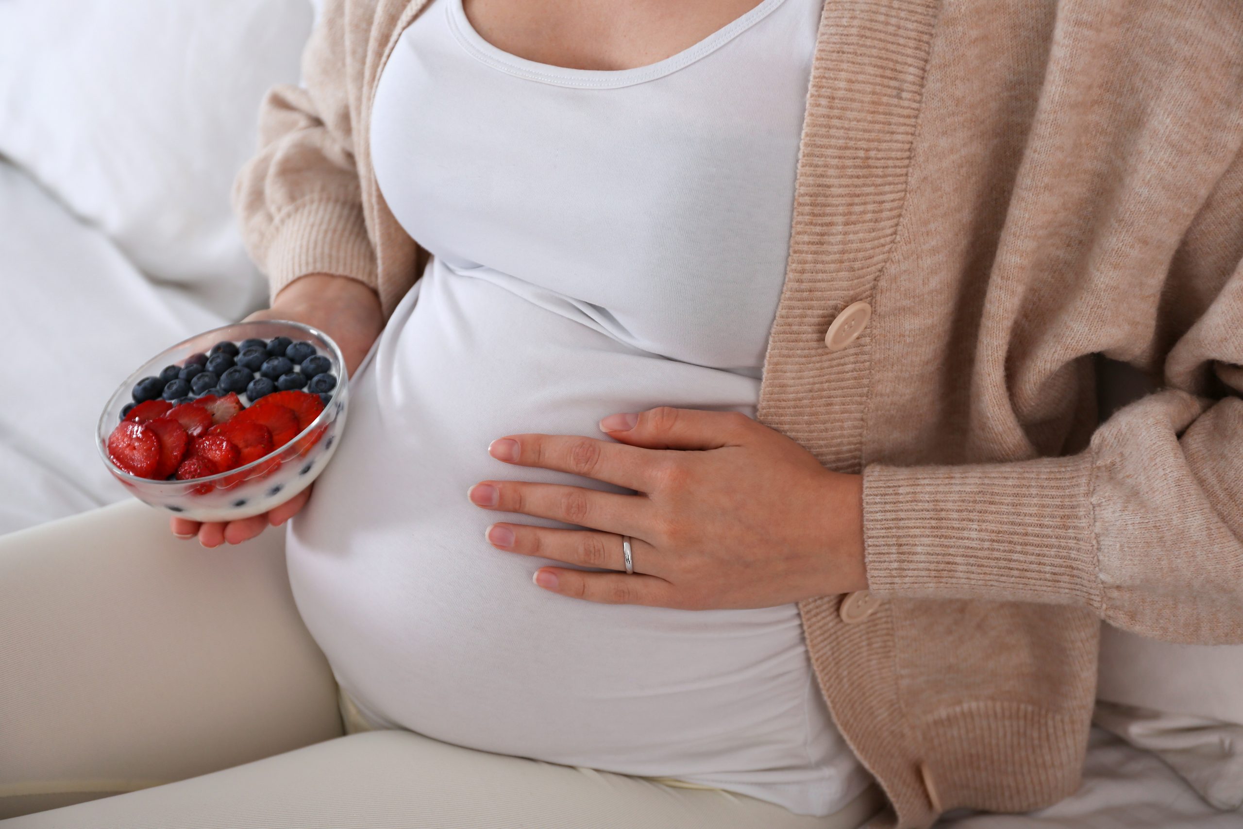 Малина, клубника, клюква и другие ягоды при беременности