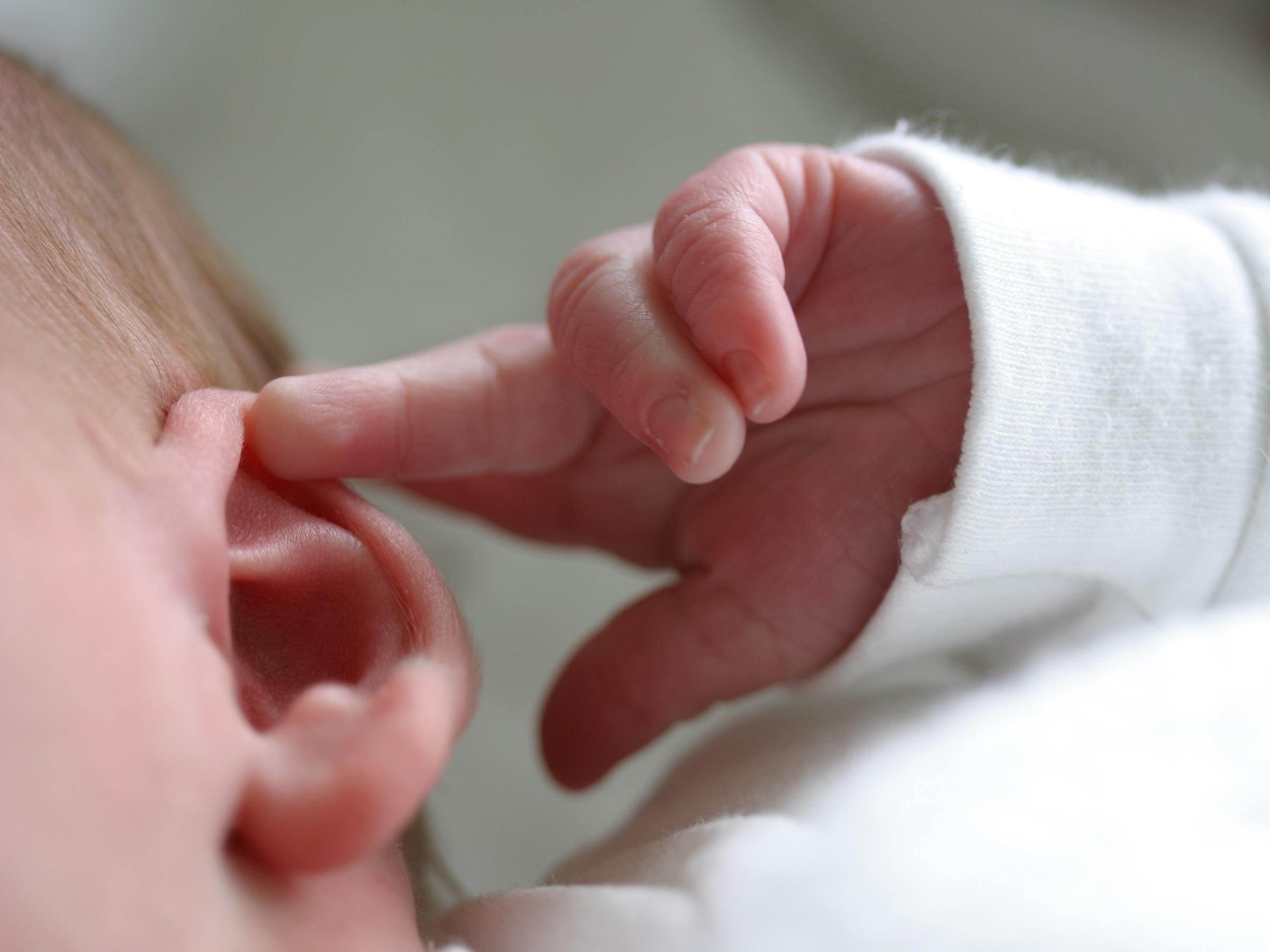 Ребенок теребит уши – неврология или вредная привычка?