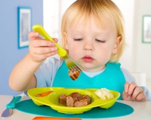 Еда для ребенка 1,5 лет подается в тарелке кусочками