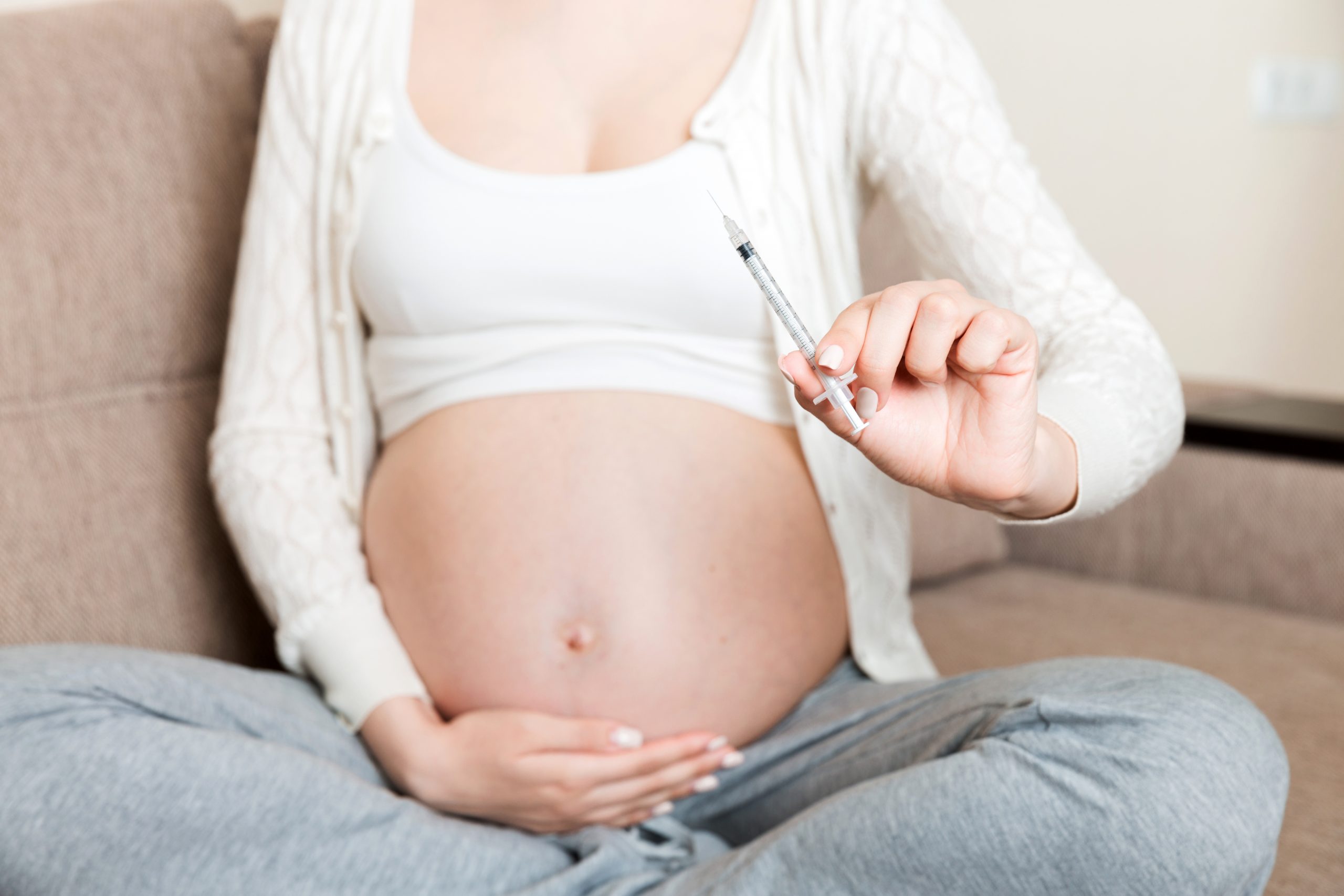 Когда назначают уколы в живот при беременности
