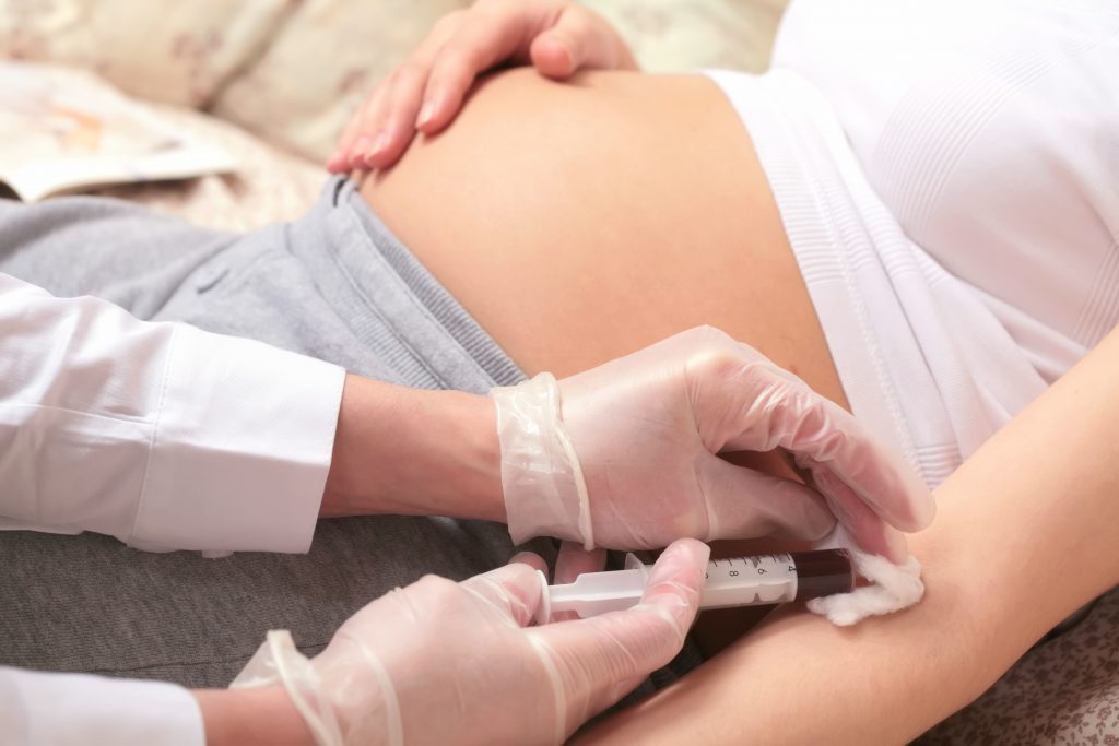 У беременной берут кровь на анализ