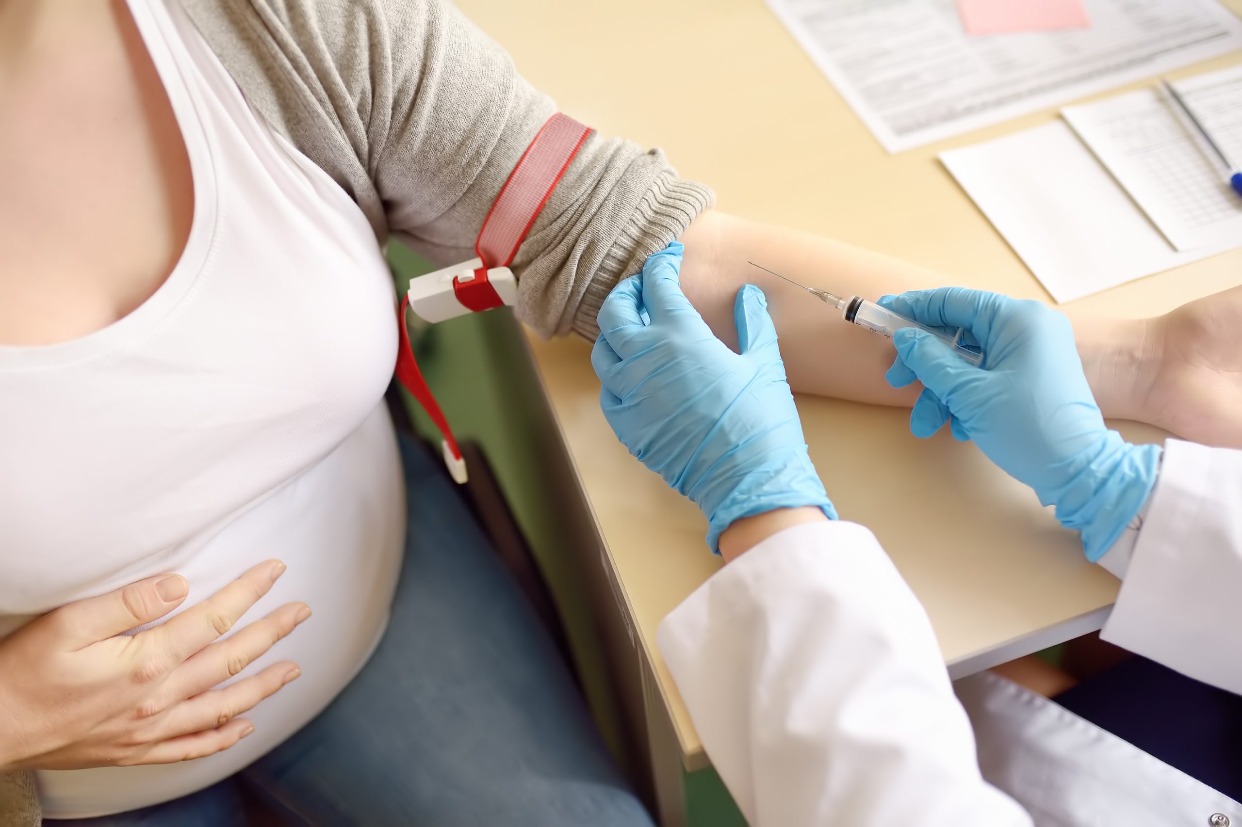 Беременная женщина сдает анализ крови